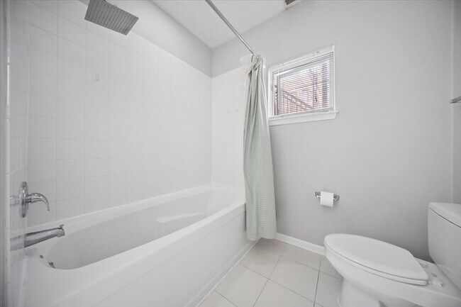 Building Photo - 943 W College Pkwy