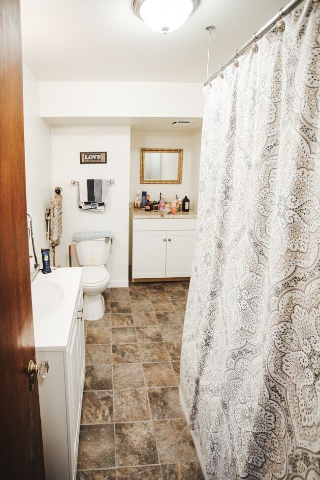 Building Photo - 727 N Capitol Ave