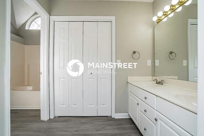 Building Photo - 3 Bedroom Pet-Friendly Home in Nashville, TN with Main Street Renewal
