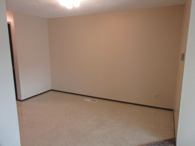 Building Photo - Updated, Spacious One Bedroom