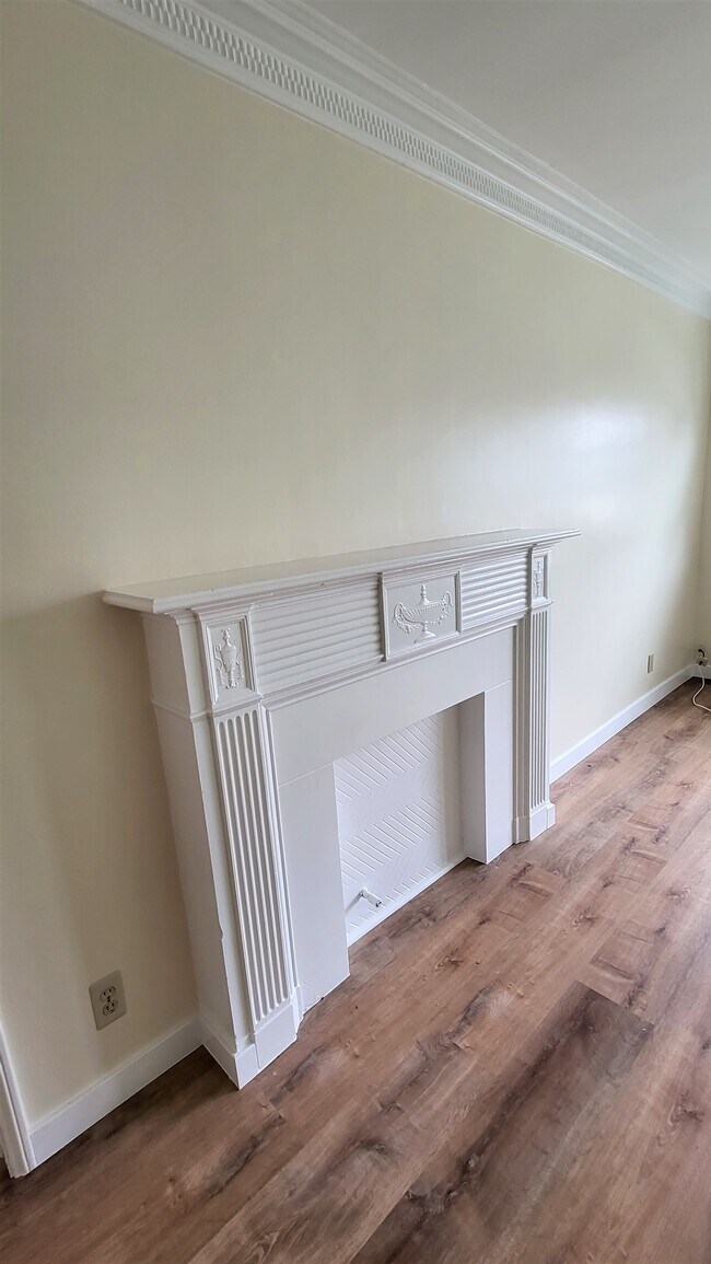 Building Photo - 407 1/2 Veteran