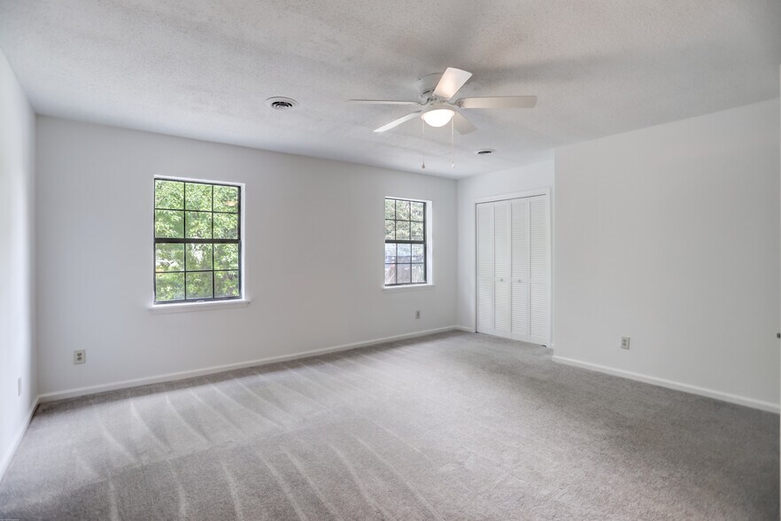 Building Photo - 1618 Poinsettia Rd