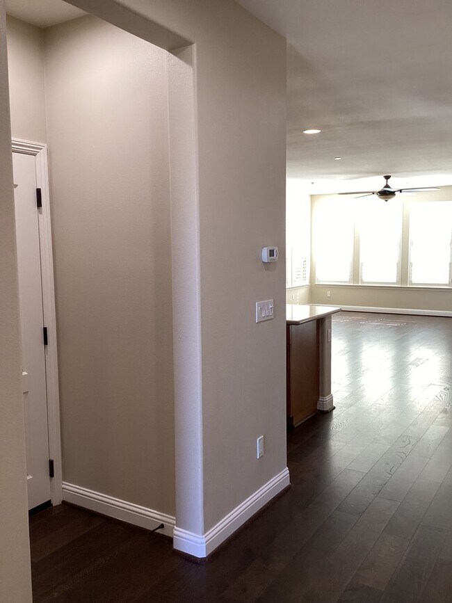 Building Photo - Beautiful Newer Rice Ranch Single Story Ho...