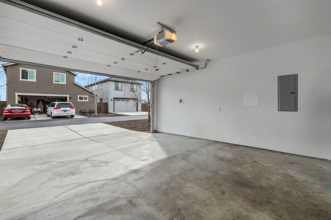 Building Photo - Triple Ridge 3 bed 3 bath home, Pool Access, A/C, Flexible Living Space!