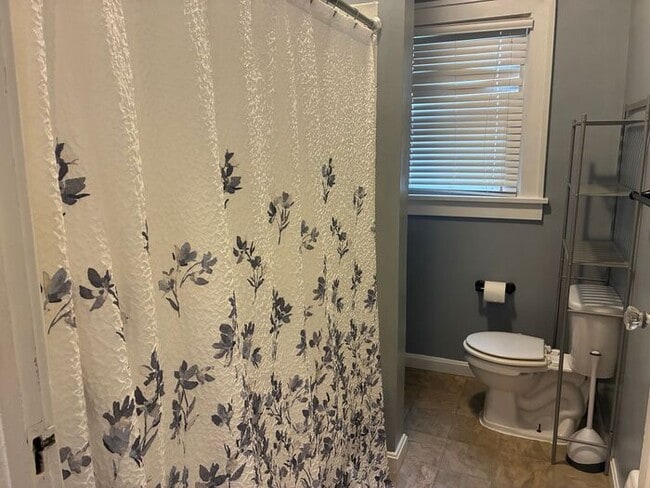 Building Photo - Charming North Side 2 Bedroom Home Near ISU Memorial Stadium!