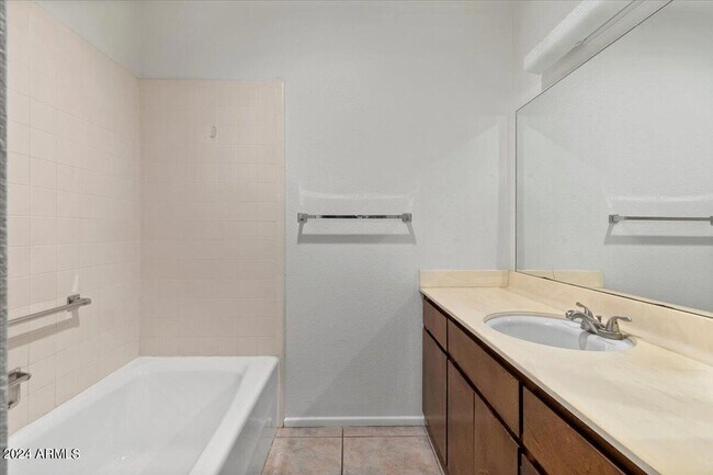 Building Photo - 6438 E Butte St