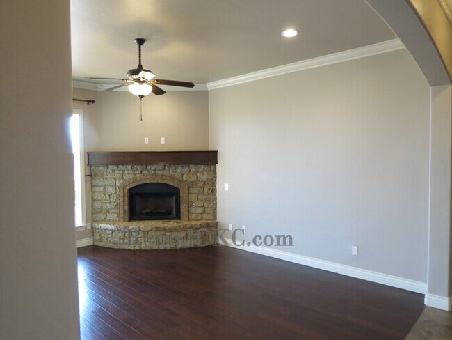 Building Photo - Stunning 3 Bed/2 Bath with office with bea...