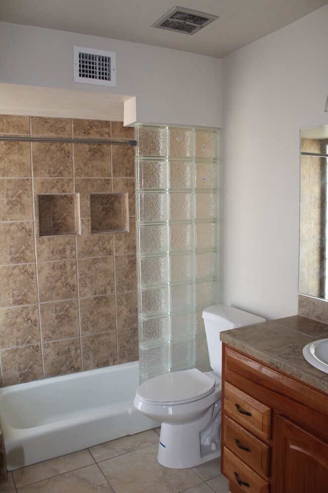 Building Photo - Remodeled 3 Bed 2 Bath Long Term Rental!
