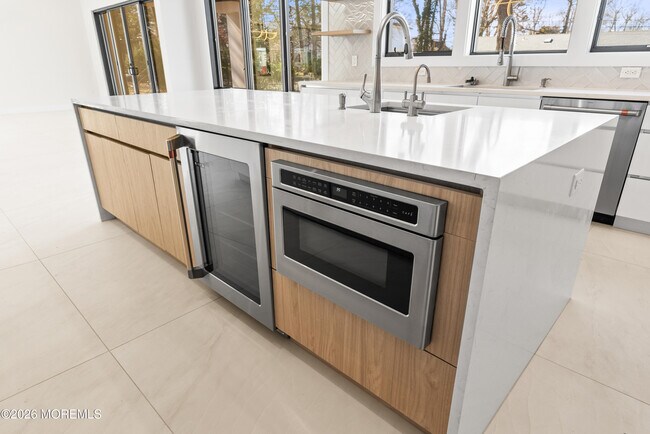 Building Photo - 150 Ampere Ave