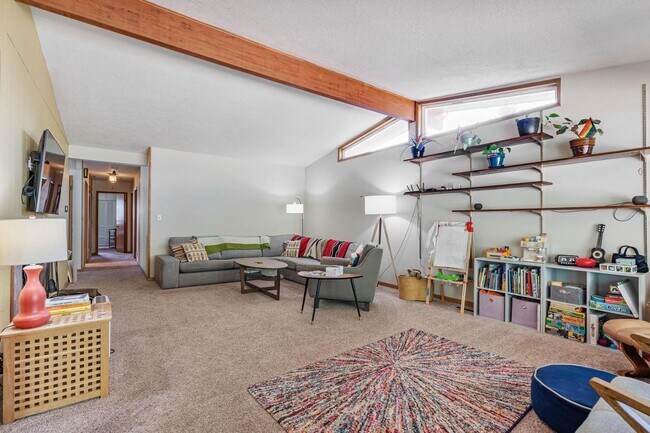 Building Photo - Charming 3-bdrm/2-bath Mid-Century ranch—A...
