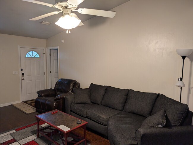 Living - 2443 Chateau Ln