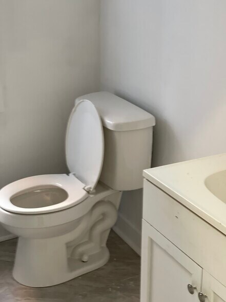 Building Photo - 867 N 50th St