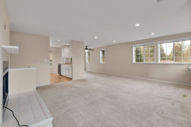 Building Photo - Spacious 3BR Home w/ Large Fenced Yard in Prime Woodinville Location