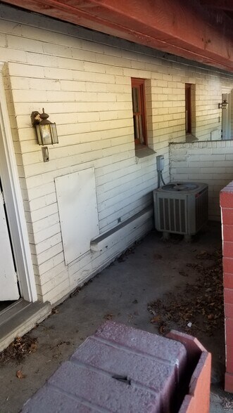 Building Photo - 2772 University Ave