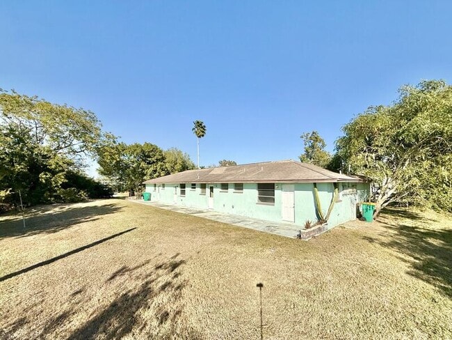 Building Photo - 3401 Palm Dr