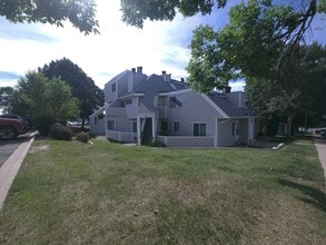 Building Photo - Ground floor condo, feels like home!