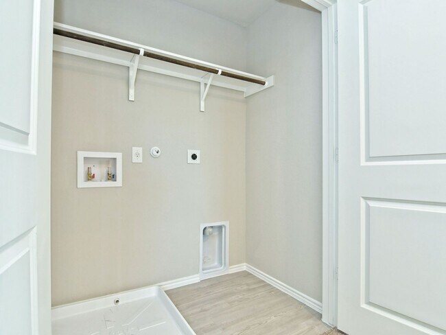 Building Photo - 1950 SF Home in San Antonio - 4 BR /2 BA - WATERWHEEL!!!