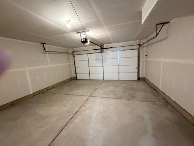 Building Photo - 563 Yosemite Wy