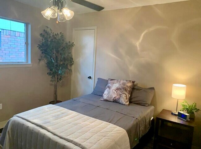 Building Photo - 2406 Strait Ln