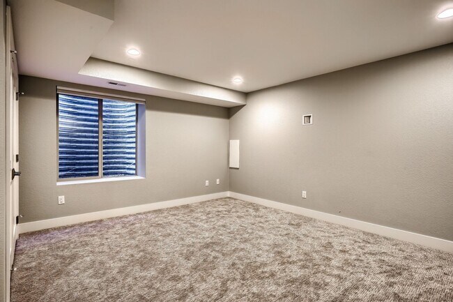 Building Photo - 3 bedroom / 3.5 bath Townhome + 2 Large Flex Spaces & Spacious Roof Top Deck!