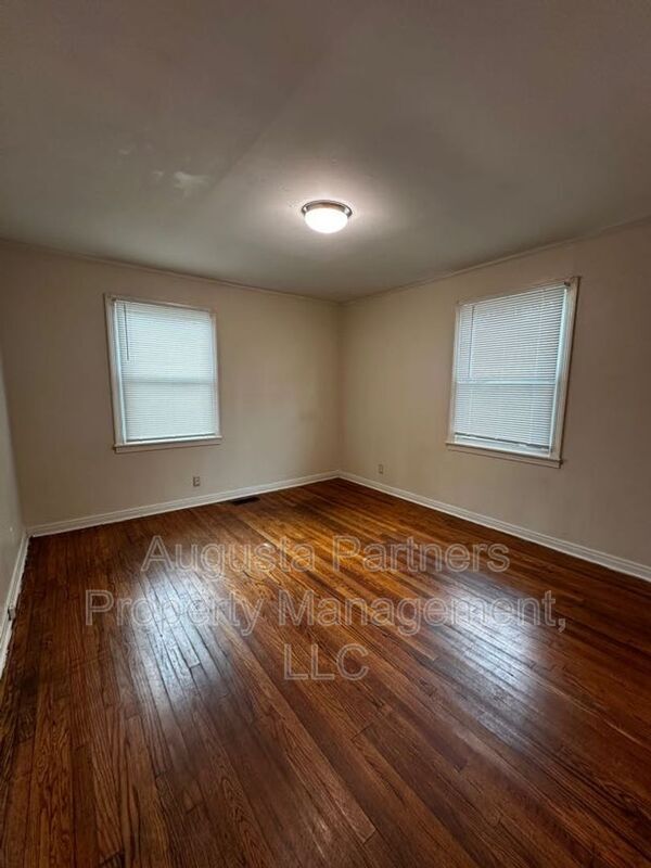 Building Photo - 3224 York Dr