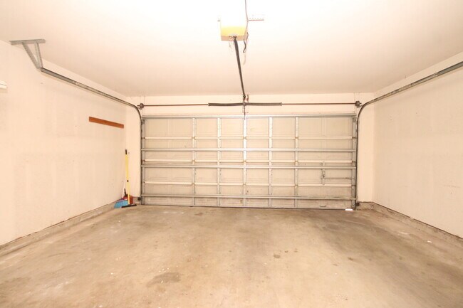 Building Photo - Spacious 3/2 Brick Home with Screened Porc...