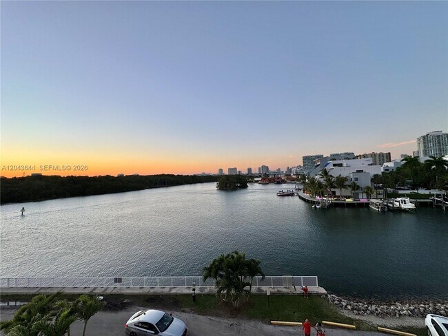 Building Photo - 400 Kings Point Dr