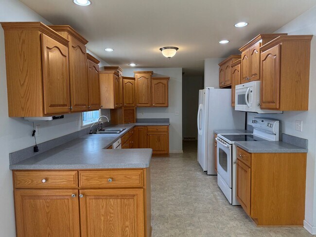 Building Photo - For Rent 3 bed / 2.5 bathrooms | attached 2 car-garage plus detached 2 car-garage on a 1.52-acre ...