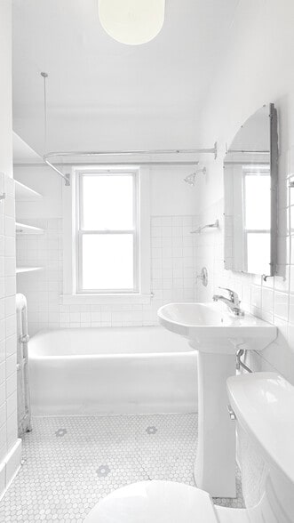 Building Photo - West Grace Street