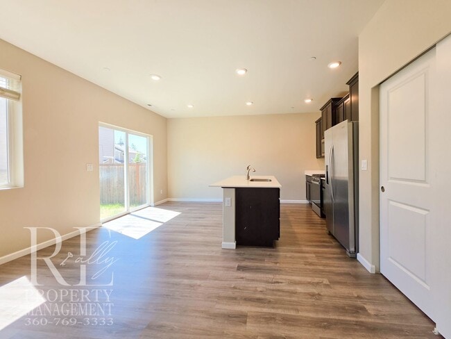 Building Photo - Bright Bremerton Home with A/C, and Fully Fenced Yard