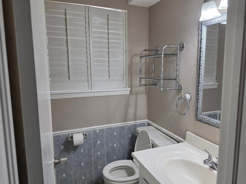 Primary bedroom bathroom - 4104 Kim Dr