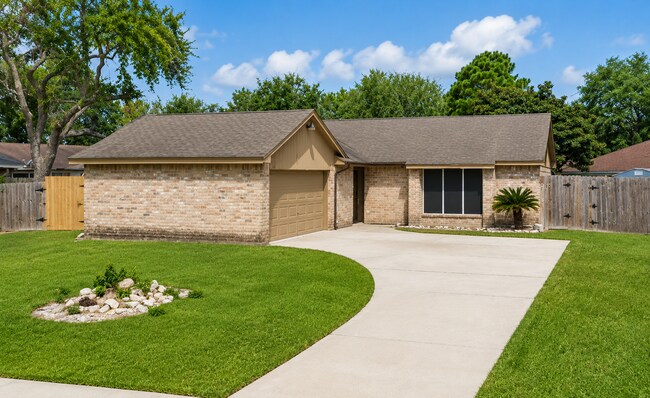 Building Photo - 16350 Pebbleglen Dr