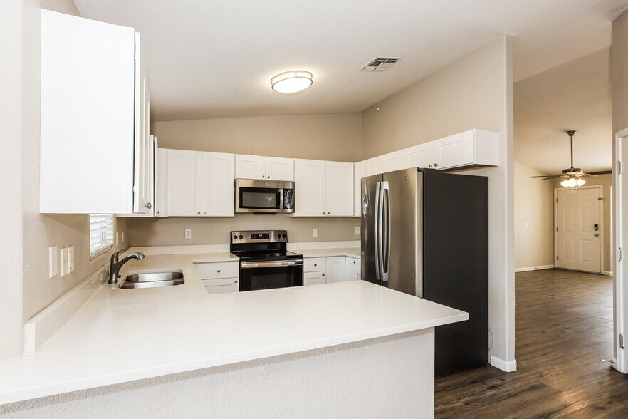 Building Photo - 1611 S 63rd Dr