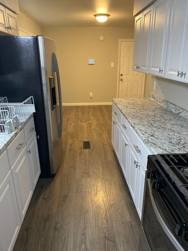 Building Photo - 3 bedroom single family home with huge bon...