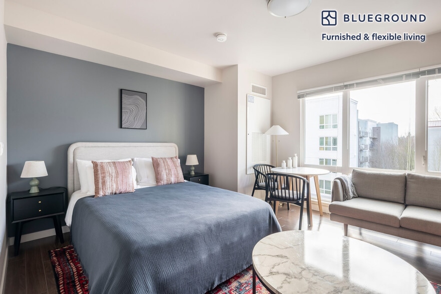 Building Photo - 10333 Main St