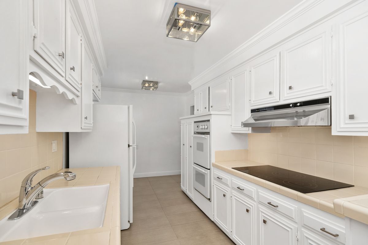 Building Photo - 404 San Vicente Blvd