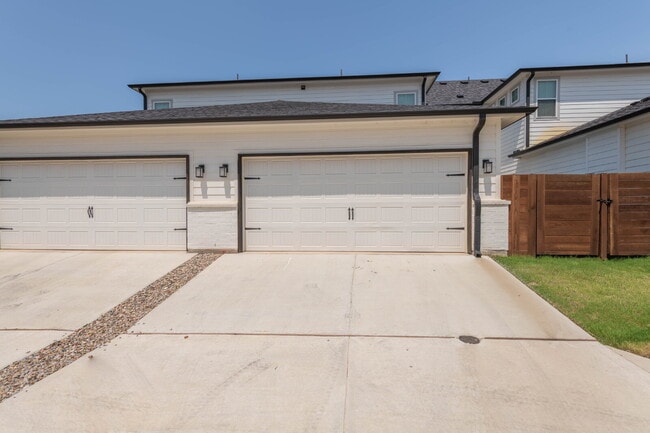 Building Photo - Dreamy Townhome!