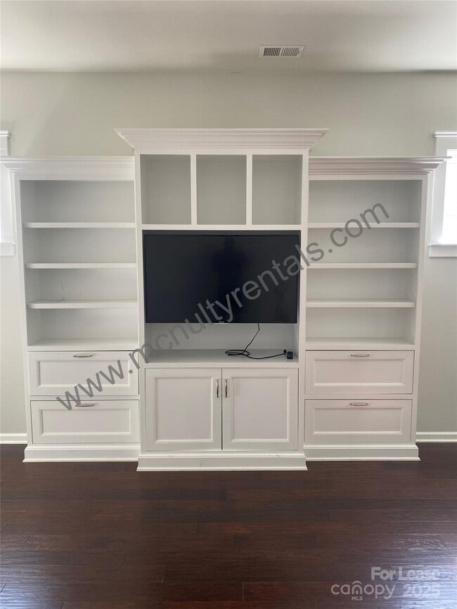 Building Photo - 4221 Courtly Ln