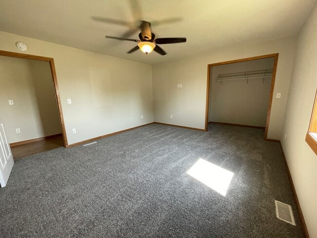 Building Photo - 3 Bedroom 2 Bathroom Fenced in Back Yard