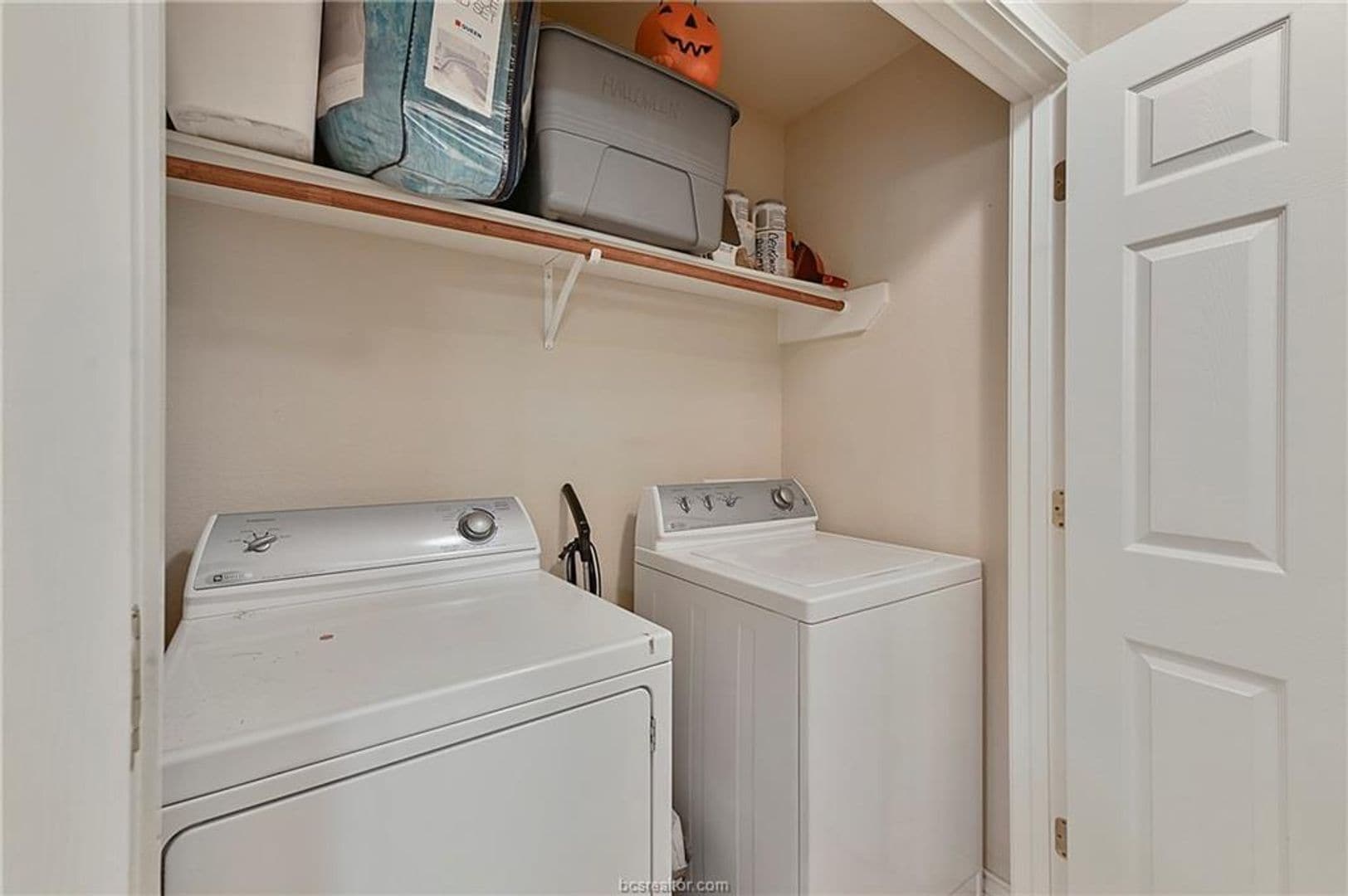 Building Photo - Available May 2026! Great 3 Bedroom, 3 Bathroom Close to Everything!!