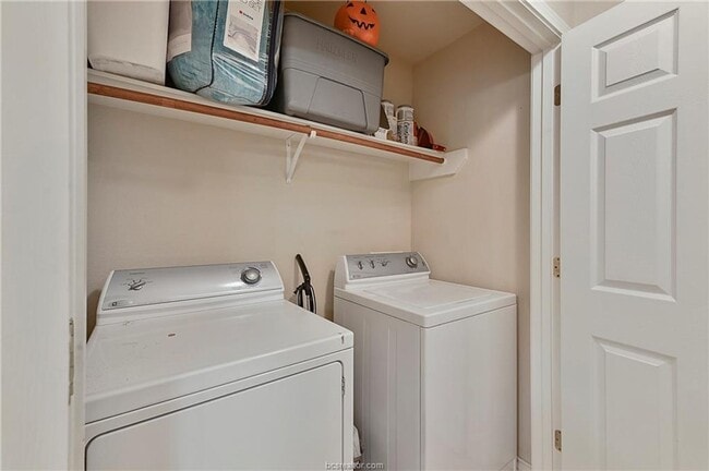 Building Photo - AUGUST PRE-LEASE!! 3 Bed, 3 Bath 2.5 miles from campus!