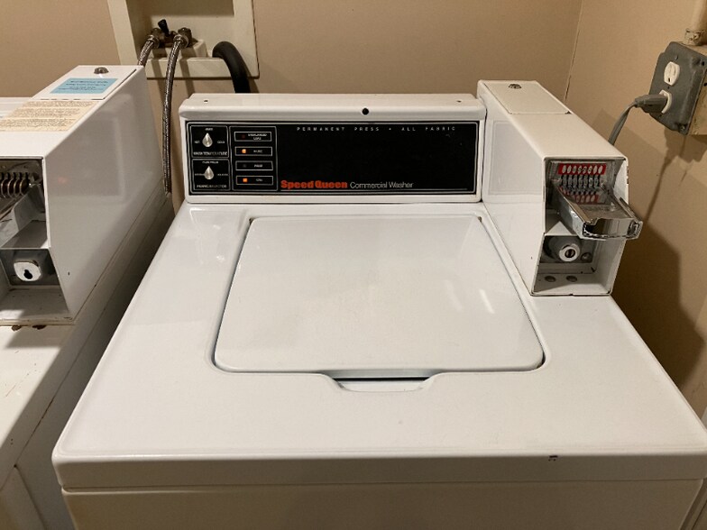 Building Photo - 2040 W Hood Ave