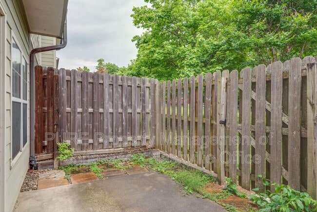 Building Photo - 553 Rosedale Ave