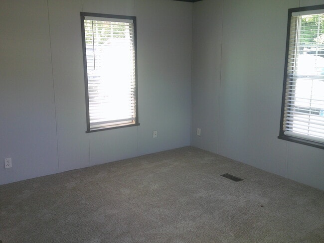 Building Photo - 314 N Green Meadow St SE