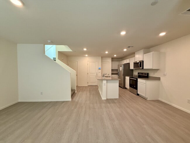 Building Photo - 3 BED 2.5 BATH 2 CAR GARAGE TOWNHOUSE W/ LOFT FOR RENT!!!