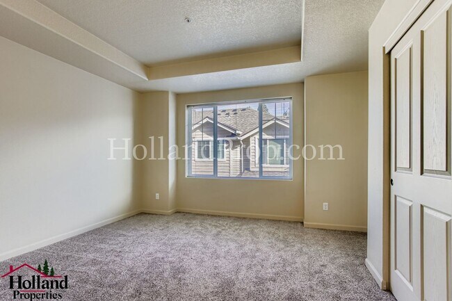Building Photo - Lovely 3-Level Townhouse in great Hillsbor...