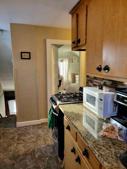 top floor granite in kitchen - 868 Pascal St N