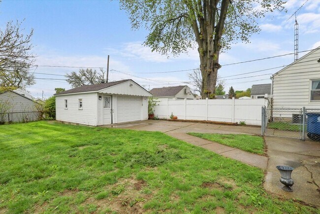 Building Photo - 446 W Capistrano Ave