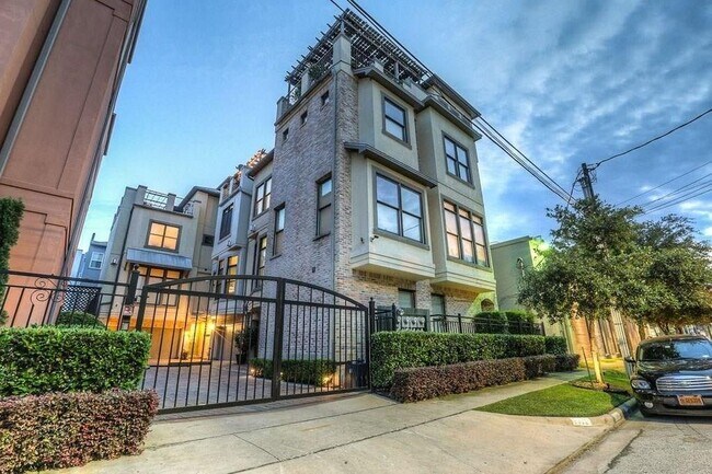 Building Photo - 1312 Hadley St