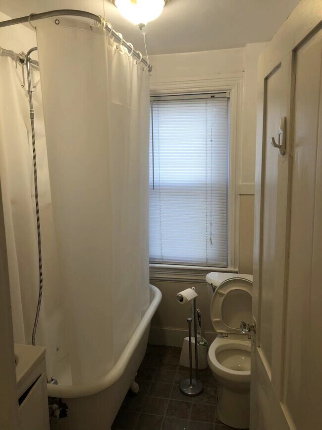 Building Photo - 132 Pitman St